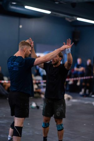 To utøvere trener kampsport i treningsstudio med fokus på kamp og teknikk.